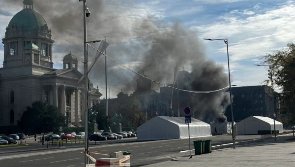 ТУЖИЛАШТВО ПРЕДЛАЖЕ ЛЕЧЕЊЕ У БОЛНИЦИ: Оптужен човек који је пуцао и запалио шатор испред Народне скупштине Србије