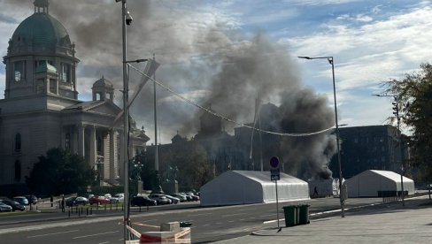 ТУЖИЛАШТВО ПРЕДЛАЖЕ ЛЕЧЕЊЕ У БОЛНИЦИ: Оптужен човек који је пуцао и запалио шатор испред Народне скупштине Србије