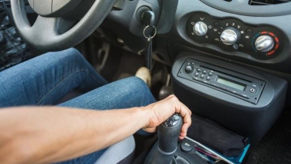 ФУНКЦИЈА КОЈА ОЛАКШАВА ВОЖЊУ: Тајно дугме у аутомобилу за које многи возачи не знају