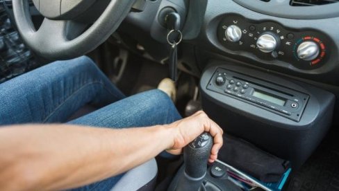 ФУНКЦИЈА КОЈА ОЛАКШАВА ВОЖЊУ: Тајно дугме у аутомобилу за које многи возачи не знају