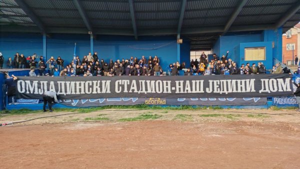 КАРАБУРМА ОБОЈЕНА У ПЛАВО, ПА У ЗЛАТНО: Спектакл на повратку ОФК Београда на Омладински стадион (ВИДЕО)