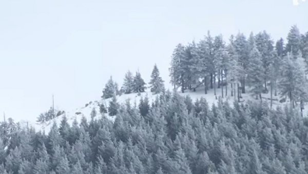 КОМШИЈЕ ДОЧЕКУЈУ БЕЛИ ВАСКРС: Нестварни призори, уместо зеленила снег завејао преко метар (ВИДЕО)
