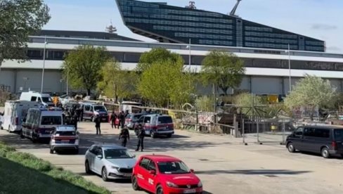 POLICIJA U BEČU ŽESTOKO RASTURILA BLOKADERE: Aktivisti pravili barikade i drvenu kulu!