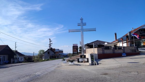 ЗНАМЕЊЕ ВЕРЕ И ЗАХВАЛНОСТИ: На друму Лозница-Ваљево у насељу Крст освануо велики крст