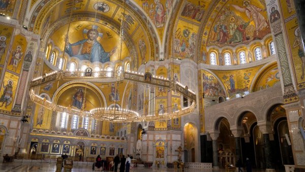 СПЦ: Благодатни огањ са Христовог гроба и ове године у храму Светог Саве - верницима ће се делити пламен сутра у 23 часа