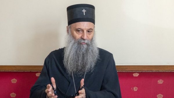 ПРАЗНИЧНА ЛИТУРГИЈА У ПЕЋКОЈ ПАТРИРШИЈИ: Патријарх Порфирије за Ускрс на Косову и Метохији