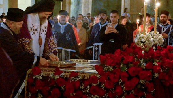 У ХРАМУ СВЕТОГ САВЕ: На Велики петак изнета плаштаница