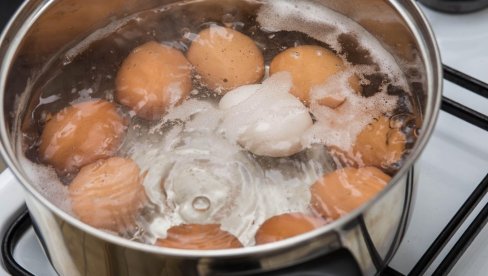 НИКАКО НЕ БАЦАЈТЕ ВОДУ У КОЈОЈ СТЕ КУВАЛИ УСКРШЊА ЈАЈА: Стари кажу да тиме бацате срећу и здравље укућана