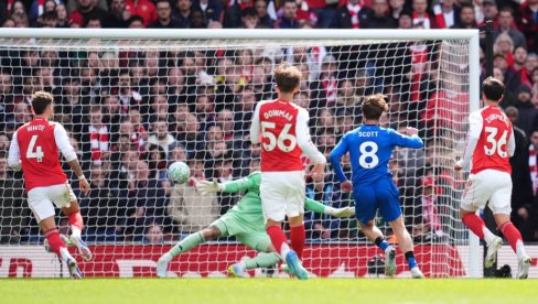 SRBIN ŠOKIRAO LIDERA! Petrovićev Bornmut usporio Arsenal ka tituli! Tobdžije bez municije!