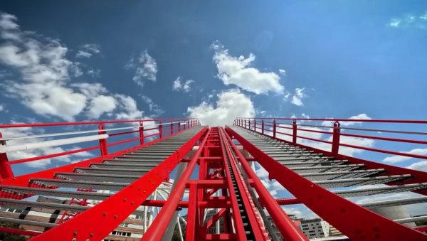 У БЕЧКОМ ЗАБАВНОМ ПАРКУ “ПРАТЕР” ВАГОН ИЗЛЕТЕО ИЗ ШИНА: Има повређених