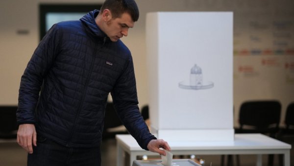 ЗАХУКТАВА СЕ: До 13 часова у Мађарској гласало 54 посто бирача