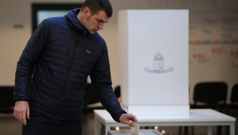 ЗАХУКТАВА СЕ: До 13 часова у Мађарској 54 посто бирача