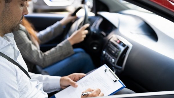 ПОЛИЦИЈА ОТКРИЛА НОВУ МЕТОДУ ВАРАЊА НА ПОЛАГАЊУ ВОЗАЧКОГ ИСПИТА: Ако будете ухваћени, следе драконске казне и забрана полагања