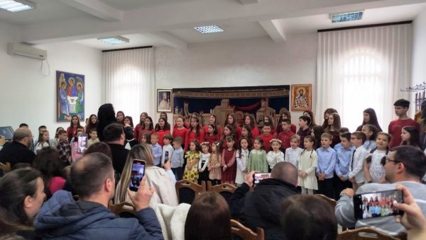 ВАСКРШЊИ КОНЦЕРТ У ПАРАЋИНУ: Препуна сала Цркве Свете Тројице (ФОТО)