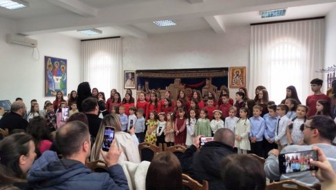 VASKRŠNJI KONCERT U PARAĆINU: Prepuna sala Crkve Svete Trojice (FOTO)