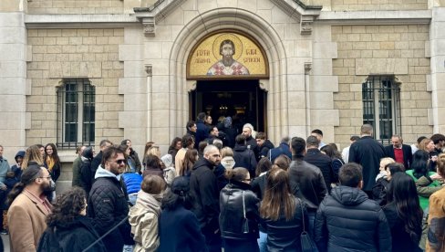 СВЕЧАНО И У ПАРИЗУ: Огроман број посетилаца на најрадоснији хришћански празник у париској цркви Свети Сава (ФОТО)