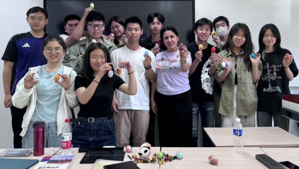 ДЕЦУ У КИНИ УЧИМ И КАКО СЕ СЛАВИ ВАСКРС: Лекторка Наташа Радосављевић Габерова, о животу у Пекингу (ФОТО)