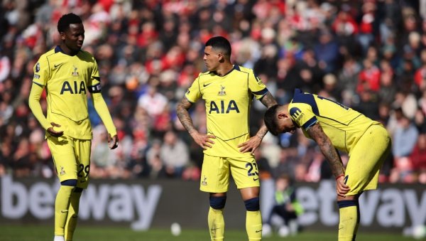 УЖАСНИ СУ! Легендарни фудбалер Ливерпула већ преселио Тотенхем у Чемпионшип