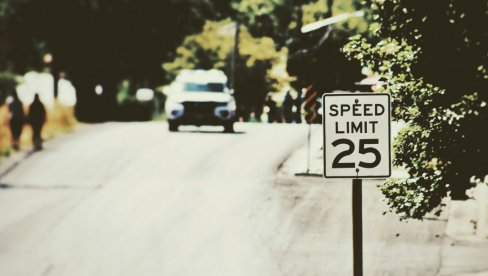 JURILA AUTOMOBILOM SKORO 200 NA SAT KROZ SELO: Policiji se pravdala hit izjavom - Zagoreće mi kolač!