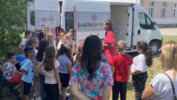 КЊИГЕ НА ТОЧКОВИМА: „Библиокомби“ крстари руралним деловима краљевачког краја