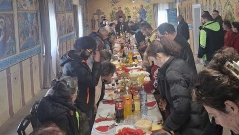  GOSPOD NIKAD NEĆE OSTAVITI LJUDE: Tradicionalni vaskršnji ručak u Narodnoj kuhinji Eparhije bačke (FOTO)