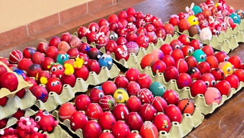 VASKRŠNJA ČAROLIJA UČENIKA ETŠ: Mladi Paraćinci ofarbali više od 1.000 jaja (FOTO)