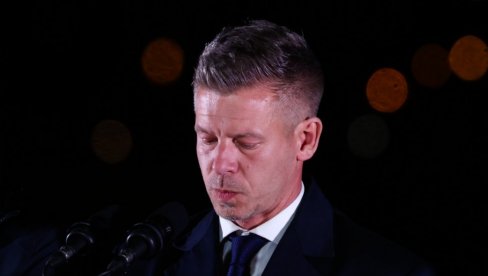 МАЂАР ИЗАШАО НА БАЛКОН ДА ПОЗДРАВИ НАРОД: Доживео велики шок и непријатност (ВИДЕО)