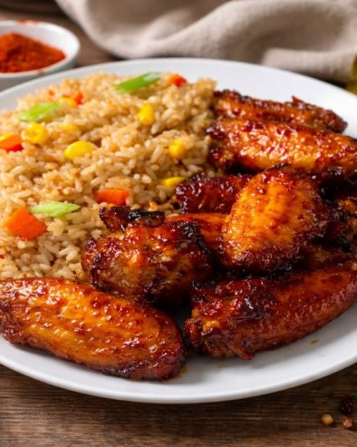 ПИЛЕЋА КРИЛЦА У МЕДЕНОЈ ГЛАЗУРИ СА ПИРИНЧЕМ: Рецепт  који спаја слатко и слано у савршену хармонију укуса