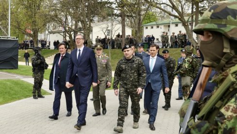 Важан састанак у касарни Бањица 2: Вучић са врхом Војске Србије и Министарства одбране (ФОТО)