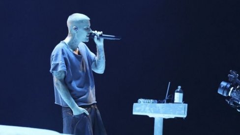 СКАНДАЛ НА ФЕСТИВАЛУ КОАЧЕЛА: Џастин Бибер се вратио на сцену, због једне ствари не престају да пљуште негативни коментари (ВИДЕО)