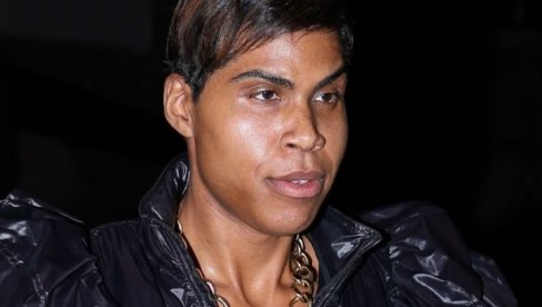 Oblači se kao žena, preti da će očevu urnu baciti u smeće: Evo kako živi sin Medžik DŽonsona