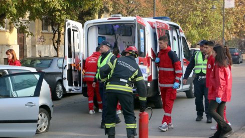 КАМИОН ИЗЛЕТЕО СА ПУТА, ПРОБИО ОГРАДУ, ПА УДАРИО У КУЋУ Тежак удес код Крагујевца: Сувозач погинуо на лицу места, возачк камиона повређен