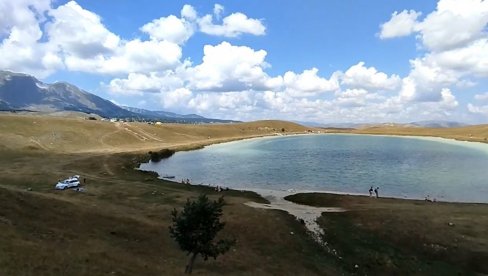 ЈЕЗЕРО У КОЈЕМ СПАВА ЦРВЕНИ КРИЛАТИ КОЊ? Лепота и легенда о настанку остављају без даха