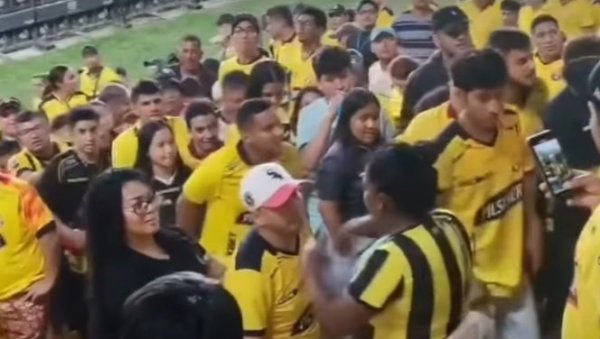 Узнемирујући снимак: Жена дошла на утакмицу и видела мужа с љубавницом, а онда... (Видео)