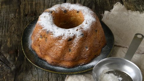 Bez mleka i jaja: Kuglof sa suvim voćem i orasima, ukusan i sočan