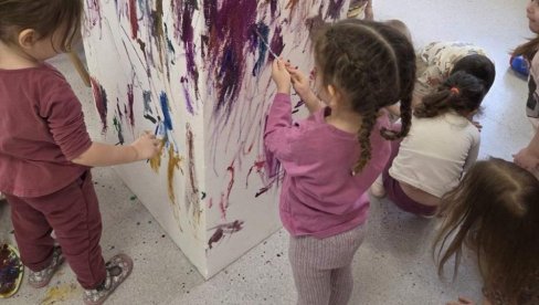 Stigli pokloni povodom Vaskrsa: Gradonačelnik Šapca posetio novootvoreni vrtić ,,Hajdi