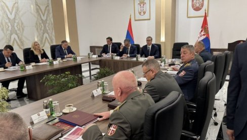 Важан састанак у касарни Бањица 2: Вучић са врхом Војске Србије и Министарства одбране (ФОТО)