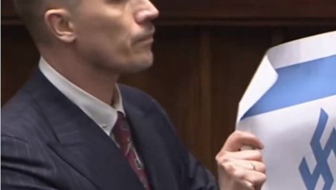Skandal u poljskom parlamentu: Poslanik za govornicom razvio zastavu Izraela sa kukakstim krstom i to na Dan sećanja na Holokaust (VIDEO)