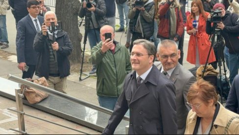 Nikola Selaković stigao na ročište: Šaka jaka blokadera nije mogla da nadjača podršku ministru (FOTO)