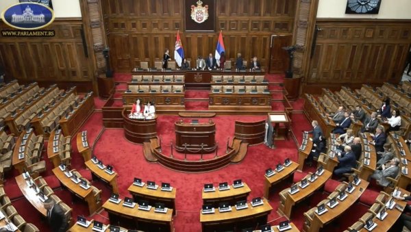 Парадокс блокадера: Прво тражили од опозиције да бојкотују Скупштину, а сада их због тога критикују (ФОТО)