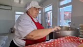 УЗ храну подари сваком и лепу реч: Мирослава Стевановић из Чачка, већ 20 година волонтер у тамошњој народној кухињи