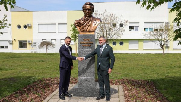 Била је оштећена и поливена фарбом: У Новом Саду откривена обновљена биста Тараса Шевченка