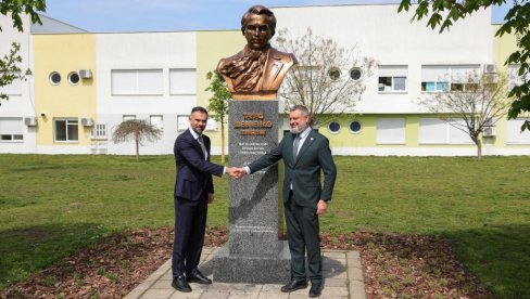 Била је оштећена и поливена фарбом: У Новом Саду откривена обновљена биста Тараса Шевченка