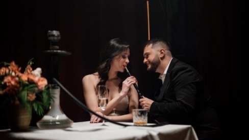 Pevač u strasnom zagrljaju s brinetom: Povratak šarmera koji je osvajao devojačka srca (FOTO)