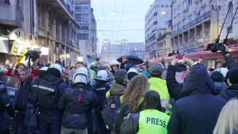 НЕПИСМЕНИ СТЕ И НЕ СМАРАЈТЕ НАС ВИШЕ: Букти рат међу блокадерима (ФОТО)