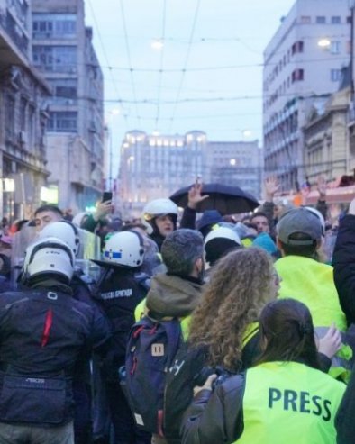 НАПАДАЛА ВУЧИЋА, КЛЕЛА СЕ У БЛОКАДЕРЕ: Са студентско-блокадерске листе скинута професорка Поповић