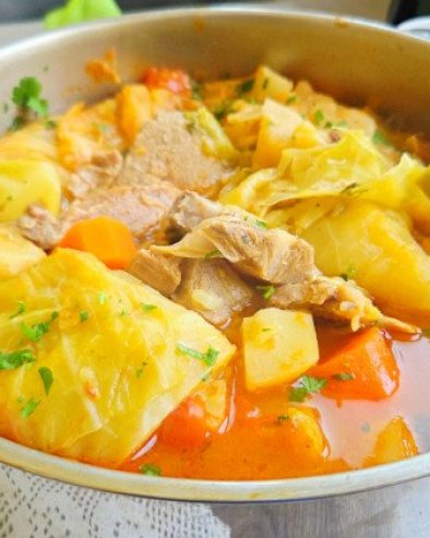 Рецепт за млади сладак купус са крменадлама: Тајна савршеног укуса је у томе колико дуго га кувате (ВИДЕО)