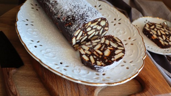 Савршен колач за љубитеље чоколаде: Салама са кексом и орасима, не пече се, а укус јој је фантазија
