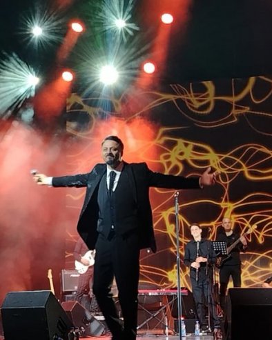 Први наступ после киднаповања: Данијел Кајмакоски специјални гост на концерту код Шејле Зонић и Принца од Врање (ФОТО)