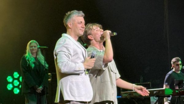 Обратио се публици посебним речима: Јаков Јозиновић запевао по пети пут у Београду - Специјални гост вечери Бојан Лексингтон (ФОТО)